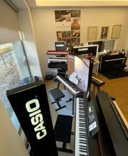 Wir sind Fachhändler für CASIO Digital Pianos. Probieren Sie bei uns die digitalen Instrumente und finden für sich heraus, was zu Ihnen passt. Wir beraten Sie gerne.