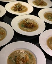 Geschlossene Gesellschaft Raffiniert angerichtete Suppe mit knuspriger Teigkreation, Teil des Fine Dining Menüs bei Geschlossene Gesellschaft Hamburg.
