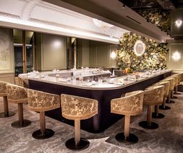 LE BAR À DESSERTS POUR S’OFFRIR UN SHOW
Le majestueux bar à desserts offre une expérience encore inédite chez Ladurée. Habillé de marbre et de cannage laiton, le bar en forme de U accueille quinze chaises hautes dans une atmosphère cosy.