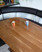 Die Lounge-Couch mit dem Tisch in Kirschbaum