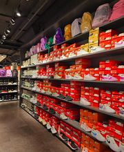 Das Bild zeigt eine Auswahl an Sportschuhen, die in der Deichmann Filiale in Überlingen erhältlich sind. Es muss jedoch nicht die aktuell verfügbaren Modelle in der Filiale widerspiegeln.