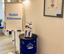Im Eingangsbereich der Schülerhilfe Winsen begrüßt Eltern und Schüler:innen.