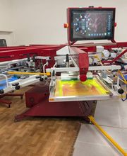 ffiziente Großaufträge durch modernste Steuerung. Unser automatisches Karussell sichert absolute Passgenauigkeit bei jedem Druckvorgang in unserer Leipziger Werkstatt.