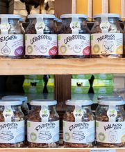 Bioprodukte
Sowohl für uns als auch für unsere Kunden ist unsere große Auswahl an Bioprodukten von besonderer Bedeutung.

Von frischem Obst und Gemüse bis hin zu Molkereiprodukten bieten wir Ihnen alles aus einer Hand.