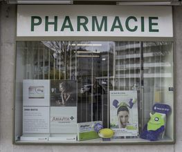 Amavita-Perraudettaz-devant-la-pharmacie