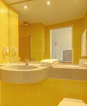 Guest room bath