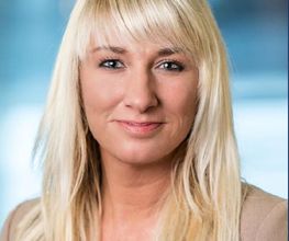 Portrait der Fachleitung Stefanie Franke. Blonde, lange Haare mit Pony und freundlicher Blick in die Kamera.