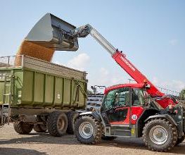 Weidemann Teleskoplader T7042 im landwirtschaftlichen Einsatz mit Leichtgutschaufel.