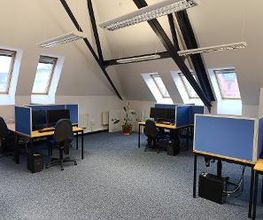Teilnehmerraum mit vielen Arbeitsplätzen für die Teilnehmer: innen