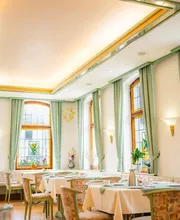 Frühstück
Beginnen Sie den Tag mit einem ausgiebigen Frühstück, das keine Wünsche offenlässt. Freuen Sie sich auf eine abwechslungsreiche Auswahl an Wurst- und Käsespezialitäten, Marmeladen, frisches Obst und Gemüse, Joghurt, Müsli sowie Honig. Ergänzt wird unser Buffet durch verschiedene Kaffeespezialitäten und eine große Teeauswahl. Sie möchten dazu ein frisch gekochtes Ei oder ein cremiges Rührei? Kein Problem! Wir bereiten es gerne für Sie zu.
Auf Wunsch stellen wir Ihnen gern ein Lunchpaket für den nächsten Ausflug zusammen. Sprechen Sie uns einfach an.