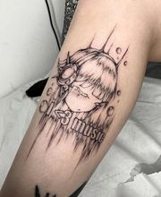 Anime-inspiriertes Tattoo mit Skript am Bein.