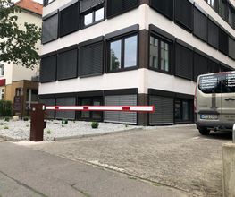Elektrische Schranke VS.400 mit angebautem Reflexlichttaster. Sonderfarbe Mahagonibraun.
