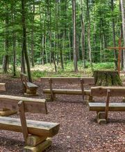 Der Andachtsplatz im FriedWald Lich bietet Platz für Trauerfeiern unter freiem Himmel.