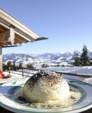 Germknödel mit Vanillesoße und Mohn.