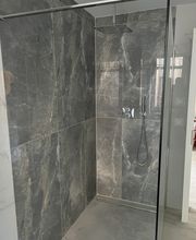 badfliesen walk in dusche.jpg