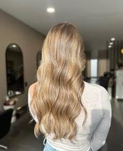 Entdecke unser natürliches Blond-Balayage – perfekt für alle, die sich weiche, strahlende Highlights wünschen!