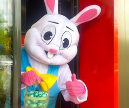 🐰🍔 Même le lapin de Pâques a besoin d’une pause… et devinez où il a foncé ? Après avoir bondi toute la matinée, il a lâché les œufs pour un Whopper® bien chaud (et franchement, on peut pas lui en vouloir). 📍 Et vous, vous venez chercher quoi aujourd’hui ?
Un Whopper® ? Des œufs ?
Pourquoi pas les deux ? 😏