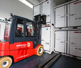 Containerhandling mit Gabelstapler.jpg