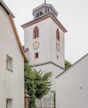 „Lautemann, ach Lautemann, was hat dir Stamm getan?“ So beginnt die Inschrift auf dem sogenannten „Mordstein“ aus dem Jahr 1752, der im Turm der evangelischen Kirche Messel steht. Der Stein erinnert an eine Jagdauseinandersetzung, die tödlich endete. Der achtzehnjährige Christian Stamm wurde von Johann Heinrich Lautemann, dem höchsten Jagdbeamten der Hanauer Grafen, erschossen. Als Erinnerung an die herrschaftliche Ungerechtigkeit und widerfahrenes Leid ließ der Vater Johann Georg Stamm einen Gedenkstein für seinen Sohn errichten. Darauf verweist er ausführlich auf die Todesumstände und die Schuld des Jägers.