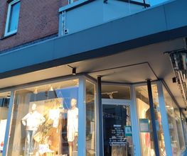 Ebenerdiger Eingangsbereich des Modehaus Decker, Rollstuhl- & Kinderwagengerecht