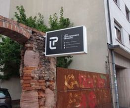 LIFE PERFORMANCE TRAINING | Personal Training Nürnberg - Gesamtansicht des Eingangsbereichs eines kleinen privaten Fitnessstudios in Nürnberg. Das Motiv passt zu Keywords wie diskretes Fitnessstudio, Training ohne Publikum und private Gym Alternative.