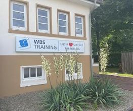 Ein Gebäude mit einem WBS Training Schild