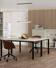 Ein Schreibtisch ist mehr als nur eine Arbeitsfläche. Er ist der zentrale Ort, an dem Ideen entstehen, Projekte entwickelt werden und der Alltag organisiert wird. Ob im Heimbüro oder in einem professionellen Arbeitsumfeld – ein Schreibtisch aus Schwei