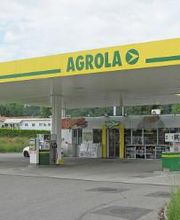 AGROLA Tankstelle in Boll mit TopShop; rechts wenig Wiese; Tankstelle mit drei Säulen