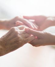 Eine helfende Hand im Alltag: Das Motiv symbolisiert Vertrauen, Nähe und persönliche Unterstützung zwischen Betreuungskraft und Senior. Genau diese menschliche Begleitung steht bei einer Betreuung zu Hause im Mittelpunkt.