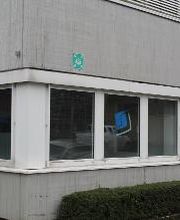 Fenster eines Bürogebäudes mit aufgeklebtem WBS-Logo