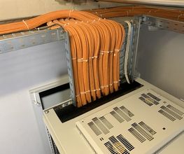 Das Bild zeigt eine fachgerechte installierte Kabeltrasse mit sauber gebündelten DC Kabeln einer Photovoltaikanlage im Technikraum. Die strukturierte Verkabelung gewährleistet eine sichere und effiziente Energieübertragung. Die Installation wurde von VoltVision professionell umgesetzt.