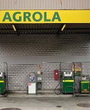 AGROLA Tankstelle in Baar an der Langgasse; überdacht mit zwei Tanksäulen und einem Zahlterminal