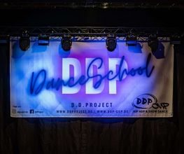 D.D.Project - Hip-Hop Tanzschule Dresden Beleuchtetes Bühnenbanner mit modernem Showdesign für Tanzveranstaltungen, Meisterschaften und große Auftritte in Dresden.