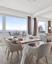 Premium Suite – Meerblick
Die Premium Suite – Meerblick bietet auf 70 qm den Inbegriff von Gemütlichkeit und Komfort. Diese exklusive Suite ist für bis zu 4 Personen geeignet und verfügt über ein luxuriöses Kingsize-Bett sowie ein komfortables Schlafsofa. Die stilvolle Einrichtung und die moderne Küche machen euren Aufenthalt in dieser Meerblick-Unterkunft unvergesslich.
Bucht noch heute euer Traumapartment und erlebt einen unvergesslichen Aufenthalt im Beachside Grömitz - direkt am Meer!
