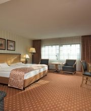 Classic Zimmer im Maritim Hotel Dresden: Komfortabel und stilvoll eingerichtet, ideal für entspannte Aufenthalte mit modernen Annehmlichkeiten und gemütlichem Ambiente.