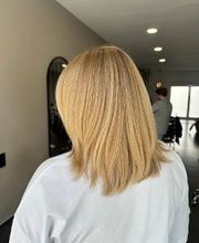 Ein perfektes Zusammenspiel von Farbe, Schnitt und Pflege: Bei Frispoint in Bremen haben wir diesen edlen Blondton mit einer sanften Aufhellung und kühlen Nuancen kreiert – ein strahlendes, natürlich wirkendes Ergebnis mit viel Glanz und Bewegung. ✨