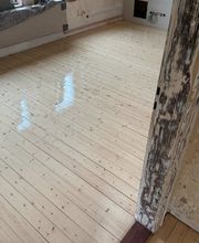 Das Bild zeigt frisch geschliffene Holzdielen mit geglätteter Oberfläche. Durch das Abschleifen werden Kratzer, Laufspuren und Abnutzungen entfernt – für ein sauberes, natürliches Erscheinungsbild.
