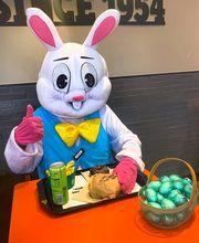 🐰🍔 Même le lapin de Pâques a besoin d’une pause… et devinez où il a foncé ? Après avoir bondi toute la matinée, il a lâché les œufs pour un Whopper® bien chaud (et franchement, on peut pas lui en vouloir). 📍 Et vous, vous venez chercher quoi aujourd’hui ?
Un Whopper® ? Des œufs ?
Pourquoi pas les deux ? 😏