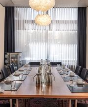 Salon Bad Pyrmont  ist ein stilvoll eingerichteter Tagungsraum, der sich perfekt für geschäftliche Besprechungen, Konferenzen und Seminare eignet. Der Raum ist hell und geräumig, mit großen Fenstern, die viel natürliches Licht hereinlassen.