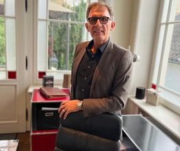 Porträt von A. Hampel in seinem Büro bei der PAKT Gruppe.