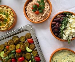 dean&david Catering | Karlsruhe - Buffet mit Falafel, Hummus, Feta, Oliven, Kräuterdip, Nüssen und frischen Beilagen als vegetarische Catering Auswahl für Veranstaltungen.