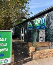 Terrasse ombragée pour attendre son véhicule