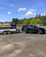 Academy Fahrschule Baumann - Stuttgart Vaihingen - Praxisnahes Anhängertraining auf einem Übungsplatz mit Auto und Anhänger für sicheres Rangieren, Fahren und Vorbereitung auf den Anhängerführerschein.