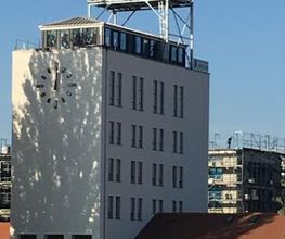 Seminargebäude mit großer Uhr