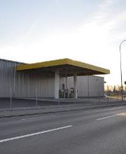 AGROLA Tankstelle in Oberbüren; überdacht an Gebäudefassade; durch Zaun von Autostrasse gesperrt