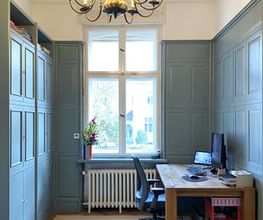 Die alte Bibliothek strahlt durch einige Veränderungen jetzt im neuen Glanz und zeigt, wie Modernität durch Farben und Details eine riesige Veränderung bewirken kann.