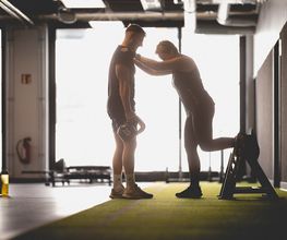 Individuelle Betreuung und Haltungskorrektur beim Training - David Nikolaitschik - Personal Trainer in Mannheim