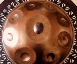Die Svaraa Handpan erzeugt einen unglaublichen Reichtum an Obertönen und lässt das gesamte Instrument singen.
Erfahre innere Ruhe und Gelassenheit mit der melodiösen und faszinierenden Svaraa Handpan. Dieses wunderbare Instrument, welches von Fachleuten hergestellt und entwickelt wird, besitzt eine hohe Resonanz, die es schafft, Musik zum Leben zu erwecken.
Du kannst die Svaraa Handpan im Handpan Showroom Oldenburg ausprobieren und kaufen oder bei www.Handpan.World online bestellen.