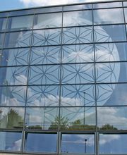 Außenwerbung - Scheibenfolierung - dekoratives Element von innen. Produziert von Schrader-Kamin Werbetechnik aus Vlotho.