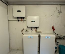 28kWh_großer_Speicher_und_2_Wechselrichter_in_Kaskadenschaltung_von_Huawei_in__mit_Notstrom(Netzersatzfähigkeit)_und_einem_HEMS_in - Kopie.jpeg